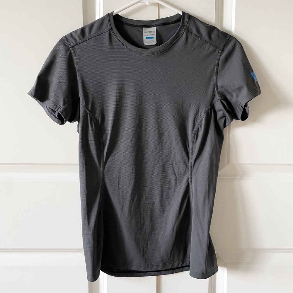 Arc'teryx Women's Short Sleeve Crew in Charcoal Gray